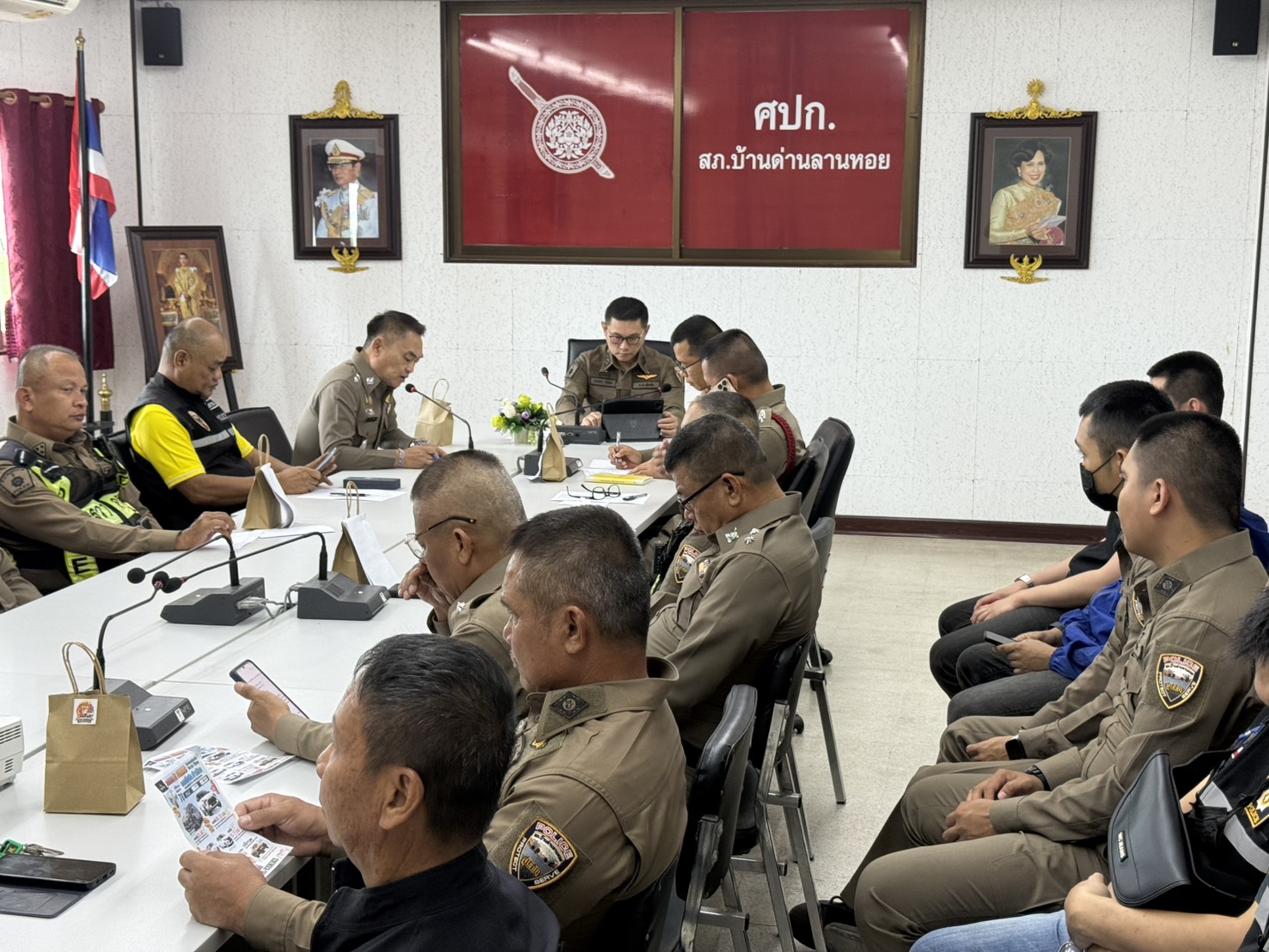 การประชุมบริหาร สภ.บ้านด่านลานหอย มีเจ้าหน้าที่ทั้งหมดเข้าประชุม