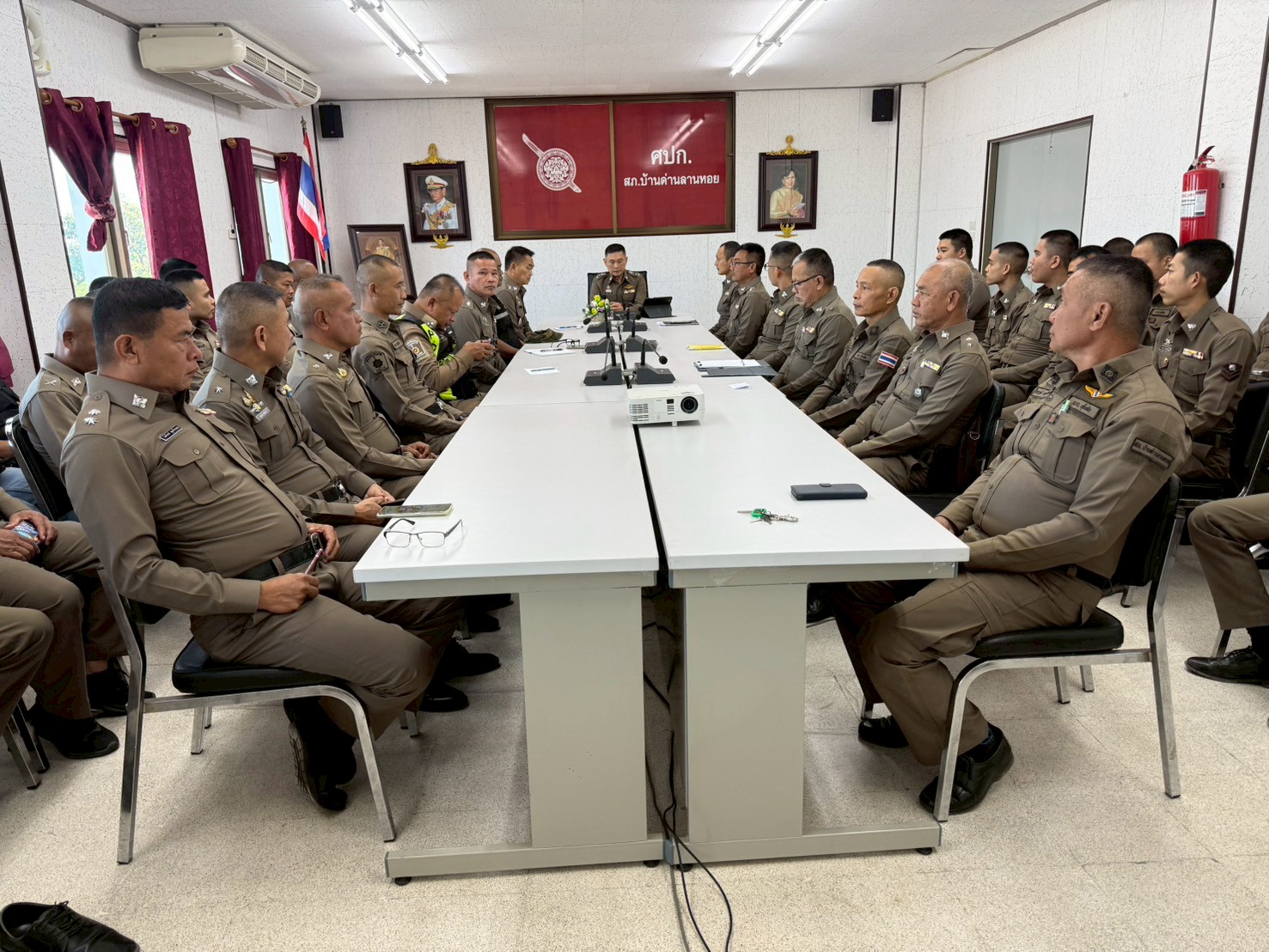 การประชุมบริหาร สภ.บ้านด่านลานหอย มีเจ้าหน้าที่ทั้งหมดเข้าประชุม