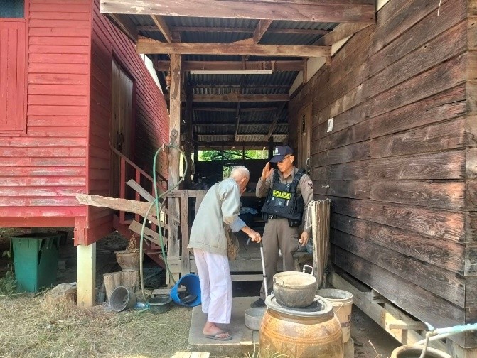 ช่วยเหลือผู้สูงอายุ